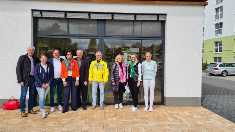 CDU-Kommunalpoliker zu Besuch bei Apothekerin Anke Senzel (re.) CDU-Kommunalpoliker zu Besuch bei Apothekerin Anke Senzel (re.)