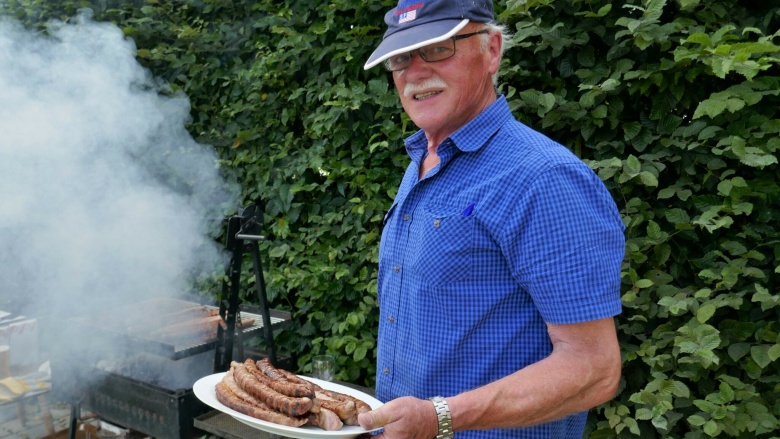 Stadtverordneter Horst Grünewald als Grillmeister