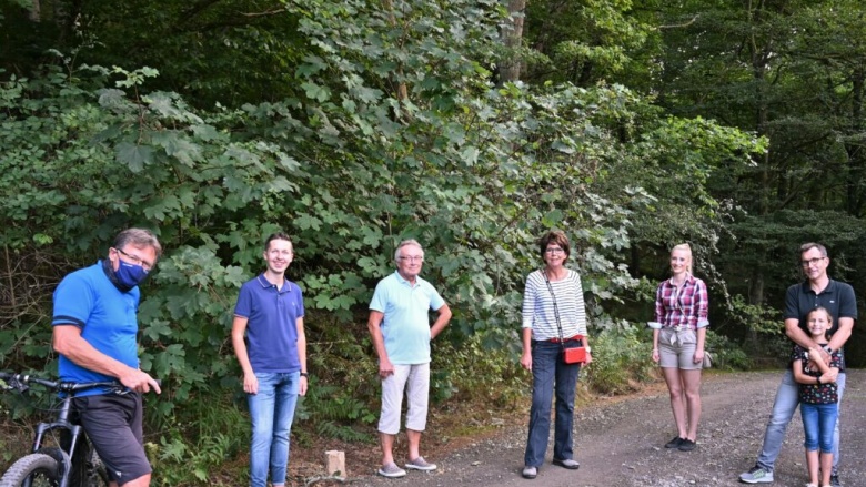 v.l.n.r.: Gerhard Wittig, Niklas Weißmann, Helmut Lenzer, Heike Ahrens Dietz, Lisa Schäfer, Alexander und Laura Boll im Solmser Stadtwald